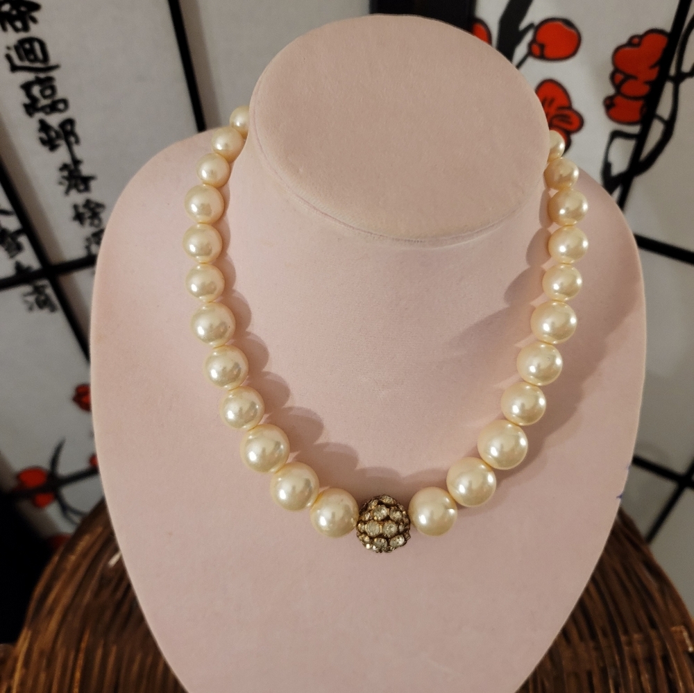 VINTAGE OLD FASHIONED 1985 LADIES FAUX PEARLS WITH JEWELED BALL - Picture 7 of 9